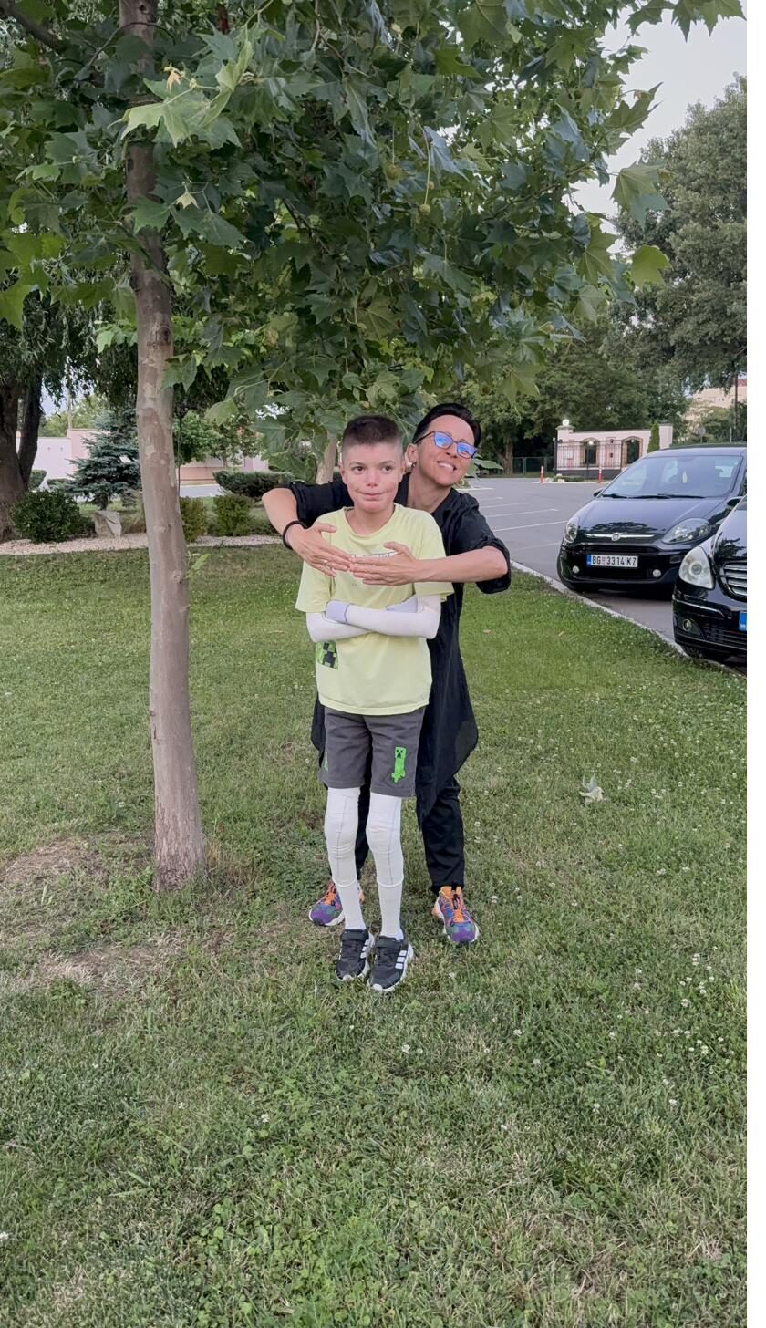 Ivana grli dečaka tokom oporavka