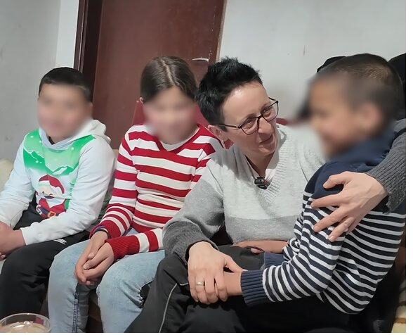 Ivana sa decom čija su lica zamućena radi zaštite privatnosti
